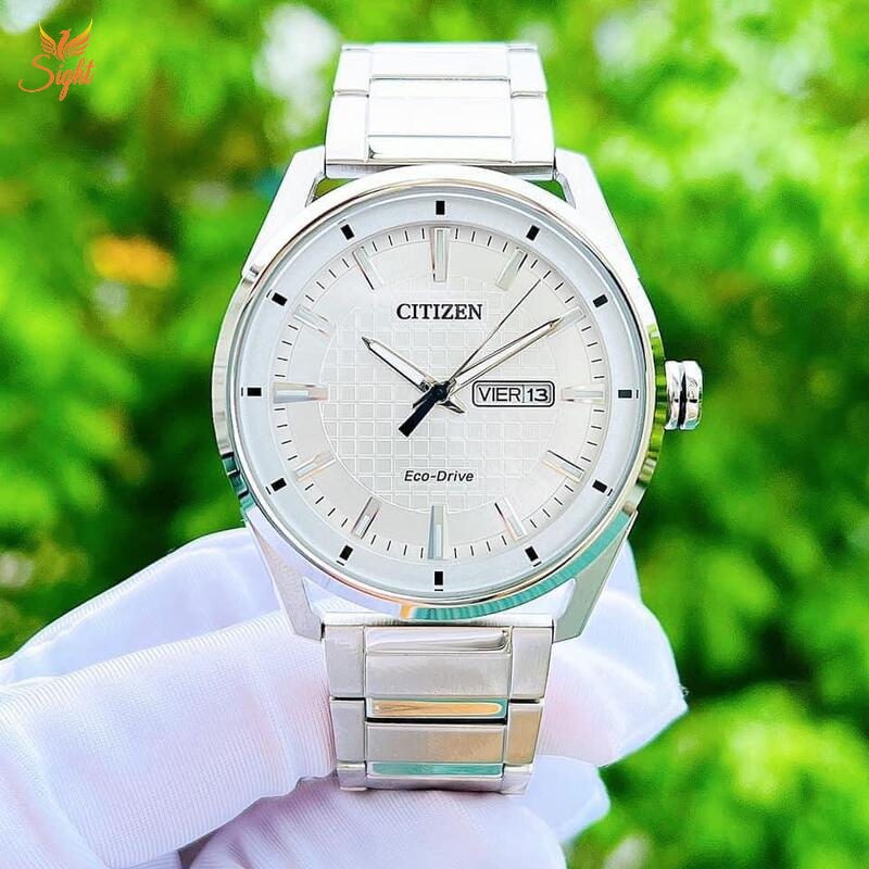 Đồng hồ Citizen sở hữu nhiều tính năng thông minh như đo khoảng cách, bấm giờ,...
