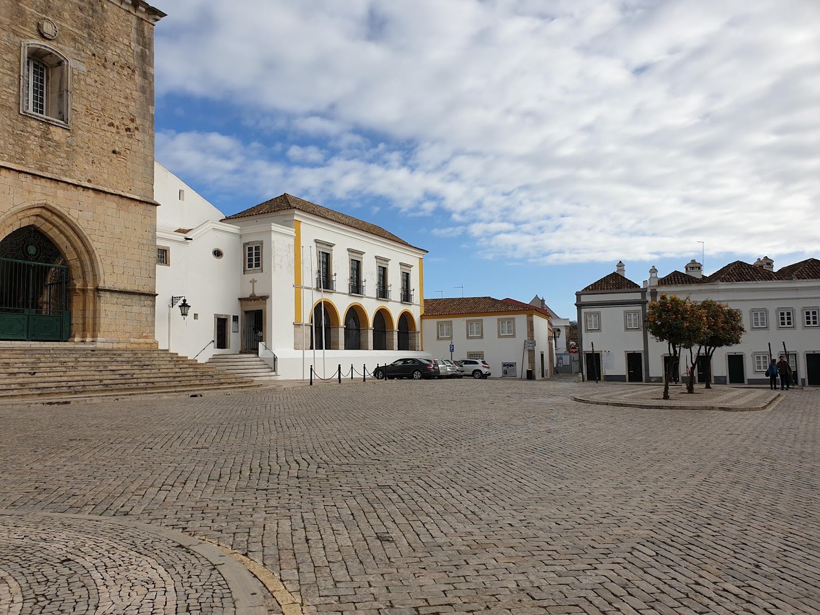 Läsnäolo Ihmiskunta yhteistyötä tarvitaan
Faron pääaukio, the main square of Faro