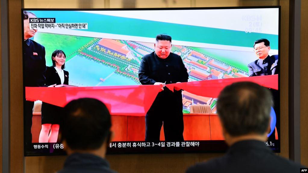韩国首尔民众在一个火车站观看朝鲜领导人金正恩出席平安南道顺天市一座新化肥厂竣工典礼的电视画面。