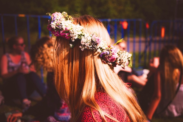 foto de uma mulher loira de lado com uma coroa de flores