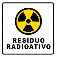 Símbolo internacional da presença de radiação ionizante com a legenda: "Resíduo radioativo"