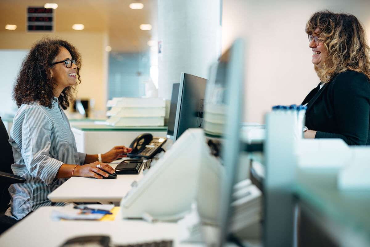 Leave administration: woman talking to a receptionist