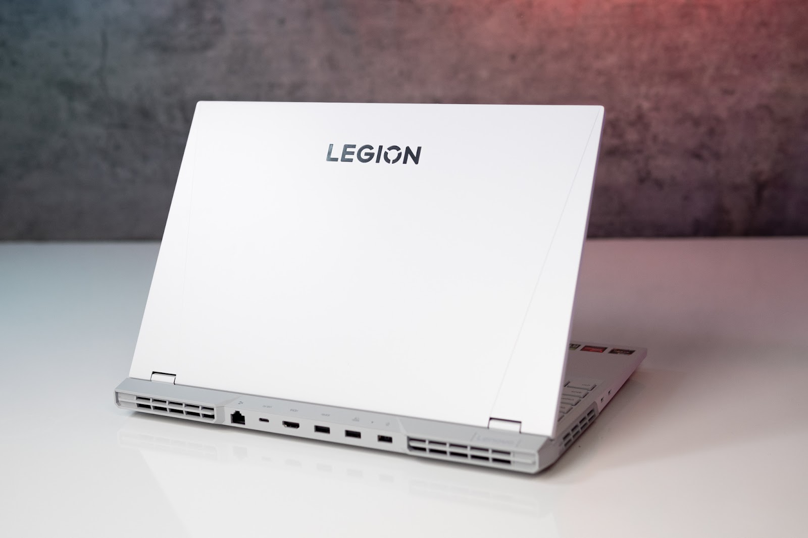 Đánh giá Lenovo Legion 5 Pro 16ARH7H: Hiệu năng mạnh mẽ, cực kỳ mát mẻ với  AMD Ryzen 7 6800H, màu trắng ấn tượng