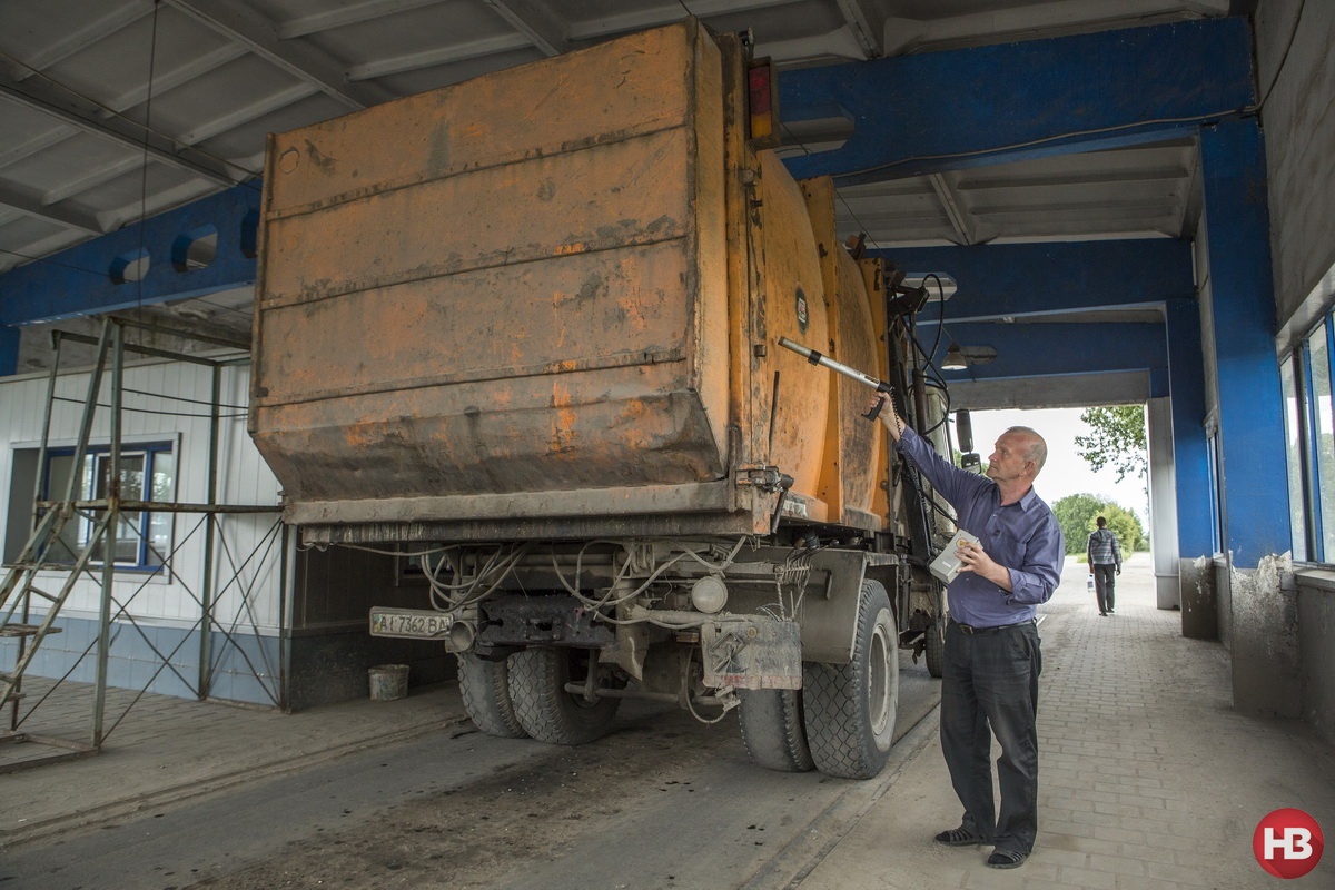 Владимир на проходной замеряет радиацию в грузовике. Фото: Наталья Кравчук