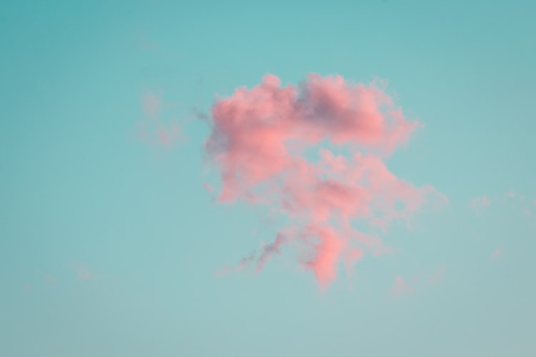 Cu azul claro com algumas nuvens com colorao rosa