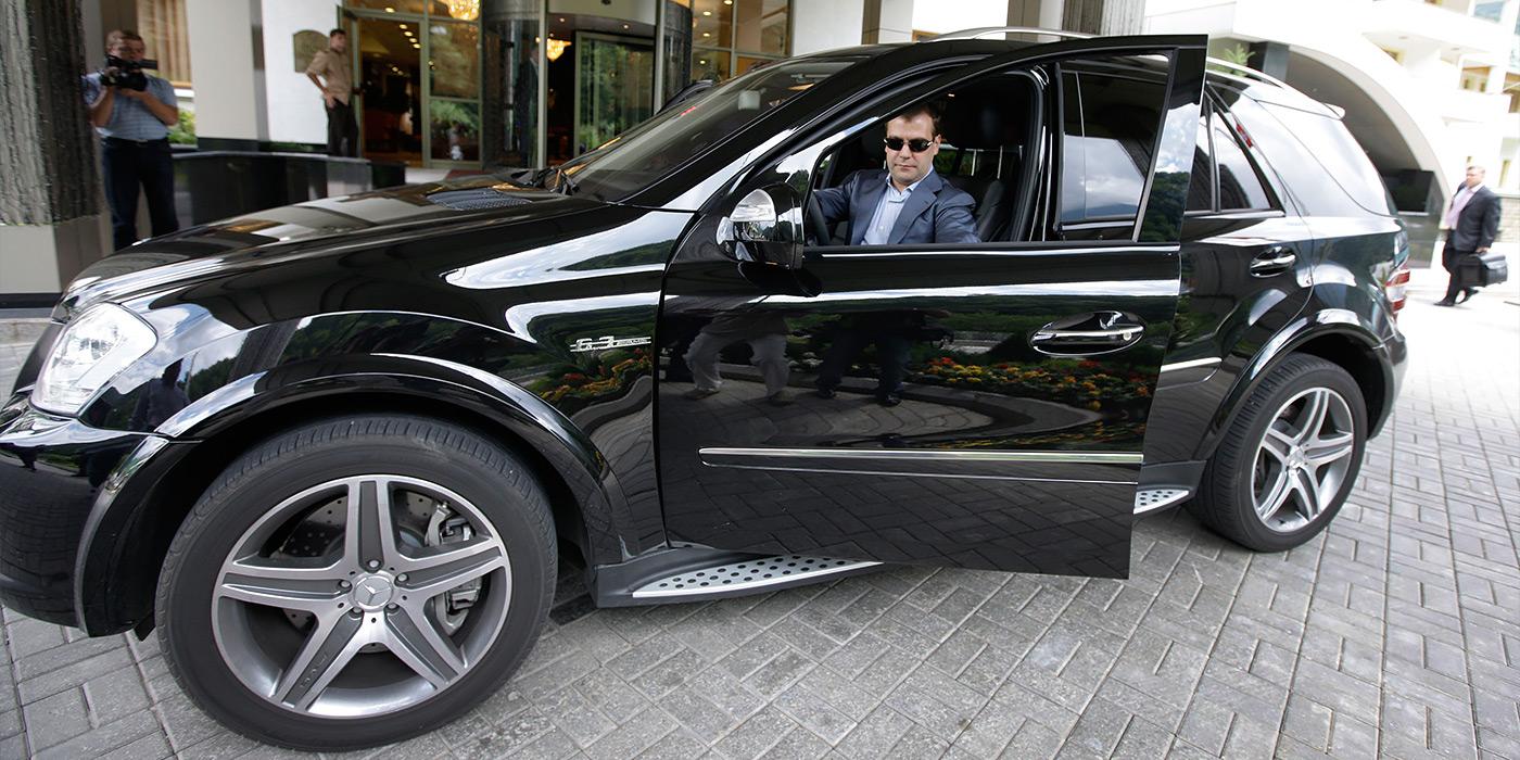 «Денег нет, но вы держитесь»: автомобили Дмитрия Медведева