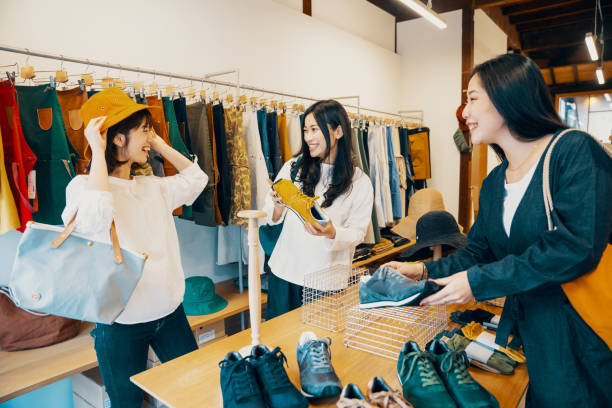 3 Wanita sedang bercanda sambil belanja sepatu