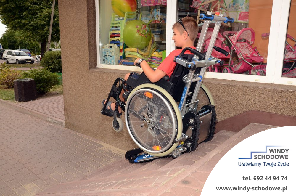 Schodołaz kroczący pomaga osobie z niepełnosprawnością pokonać schody.