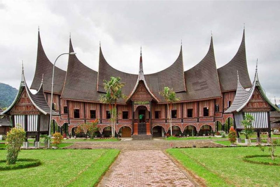 rumah adat minangkabau