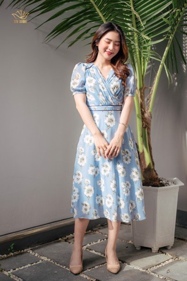Đầm xòe họa tiết cổ tim được phối viền ở eo