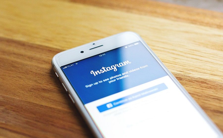 Iphone med Instagram logo og sosiale medier