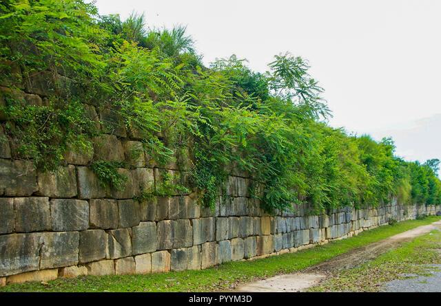 Một phần tường thành phía Bắc Thành nhà Hồ, tỉnh Thanh Hóa, Việt Nam.  Thành cổ đã trở thành Di sản Thế giới của UNESCO vào năm 2011.