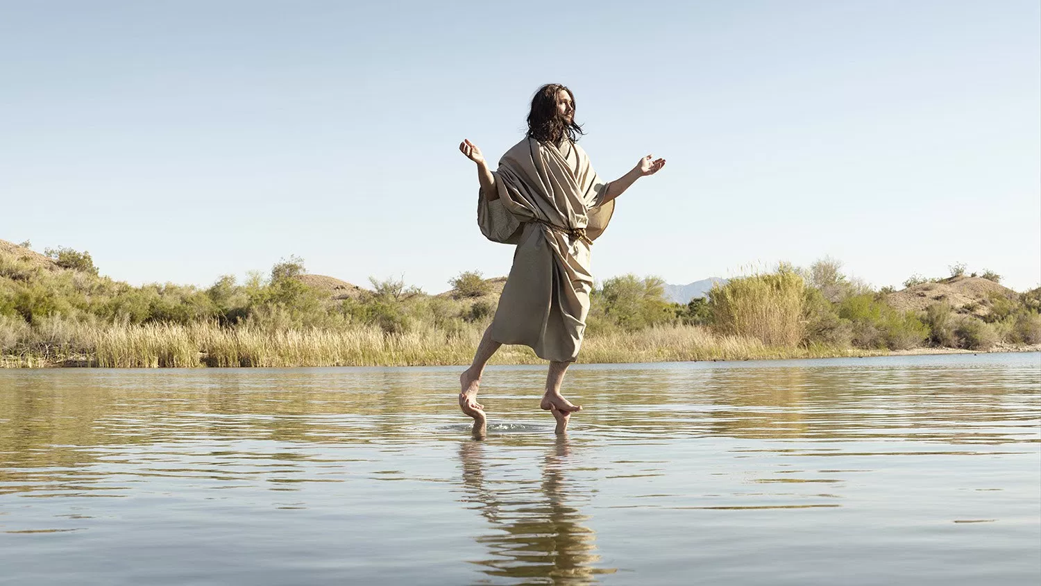 Пошел по воду. Иисус идет по воде. Ходить по воде. Идет по воде. Человек идет по воде.