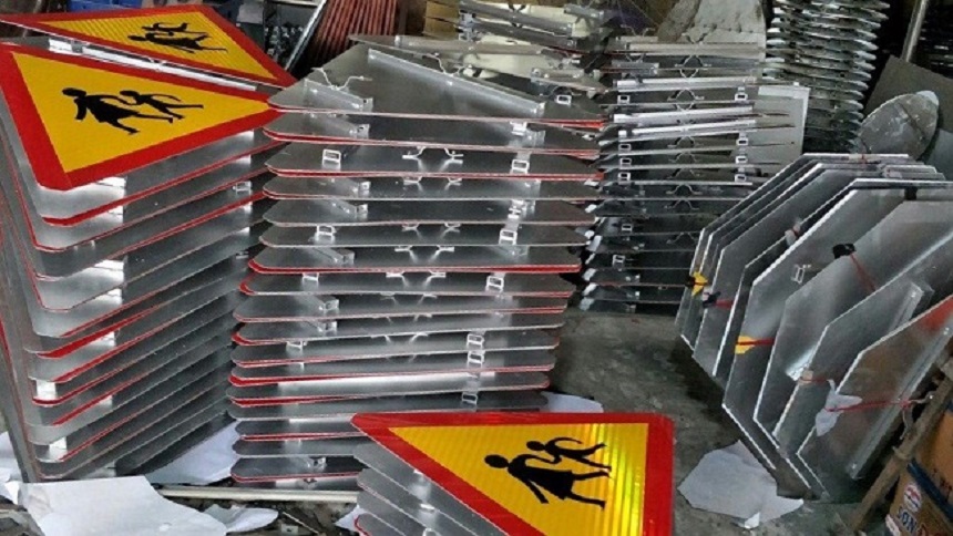 Tôn mạ nhôm kẽm được ứng dụng làm thành các biển báo giao thông trong đời sống