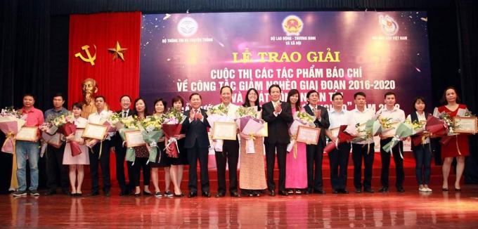 Nhà báo Hoàng Thu Thùy (thứ 5 từ trái sang) nhận Giải C tại Lễ trao giải Cuộc thi các tác phẩm Báo chí về công tác xóa đói giảm nghèo (giai đoạn 2016 – 2020, lần thứ hai, năm 2018)