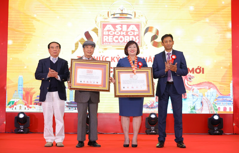 Tại buổi diễn ra sự kiện, 2 kỷ lục Châu Á mới của Việt Nam cũng được trao tặng.