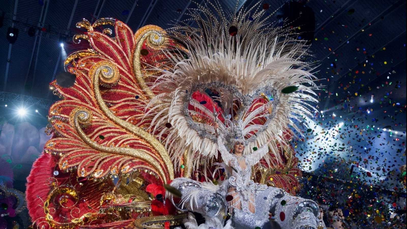 char qui défile au carnaval de Tenerife