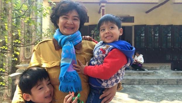 Bà Trần Thị Nga cùng hai con.