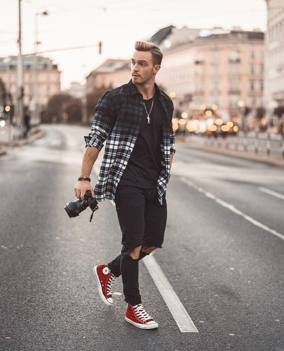 Tự tin xuống phố cùng sự phối hợp cực ăn ý giữa áo phông đen nam, Jeans rách và sơ mi kẻ caro