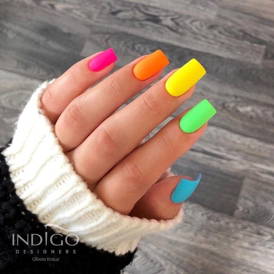Another gorgeous look of the neon nail rocked by a lady 