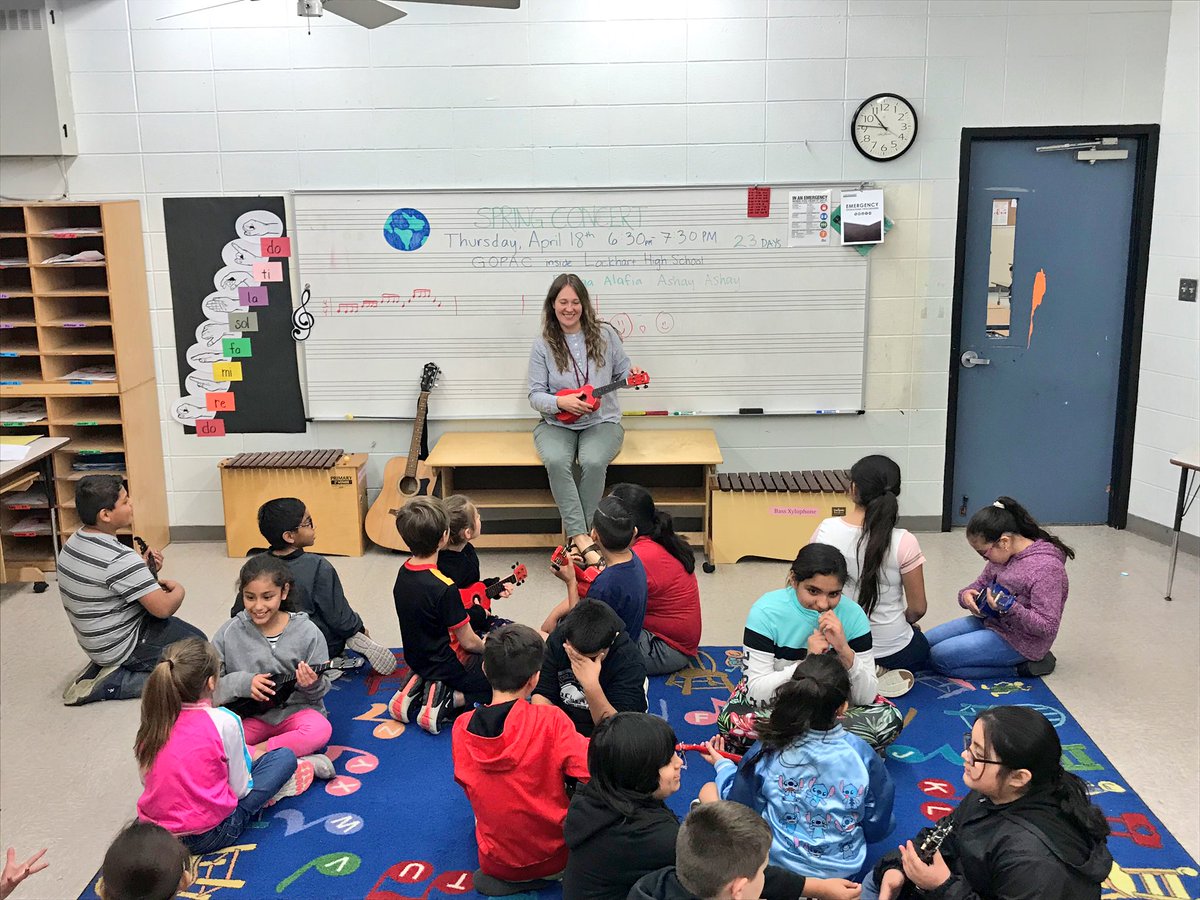 Navarro 4th graders playing ukulele Navarro 4th graders playing ukulele