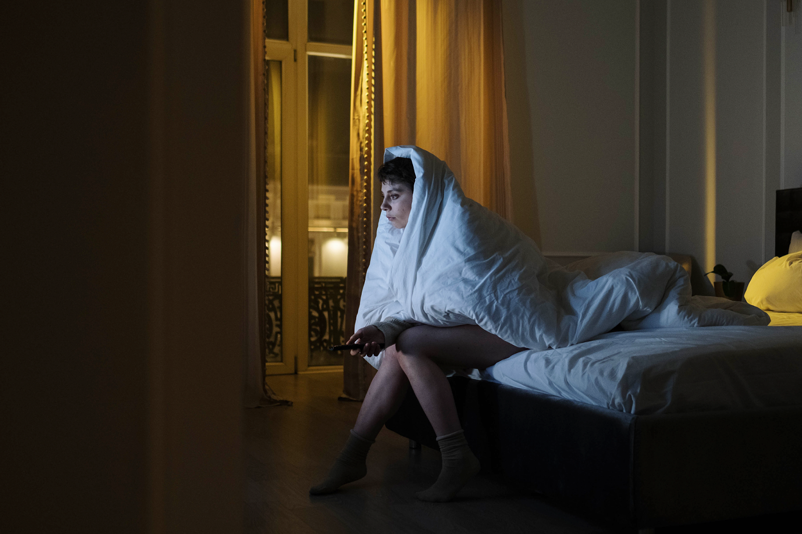 женщина в одеяле