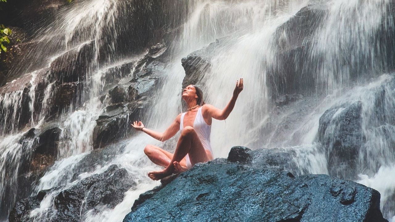 Comment vivre le moment présent devant une cascade