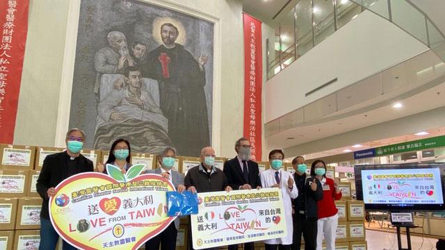 台湾民间捐赠1700多公斤防疫物资给意大利灵医会,吕若瑟神父(左四)22日召开记者会谢谢台湾,意大利驻台代表纪大为(右四)代收。(罗东圣母医院提供)