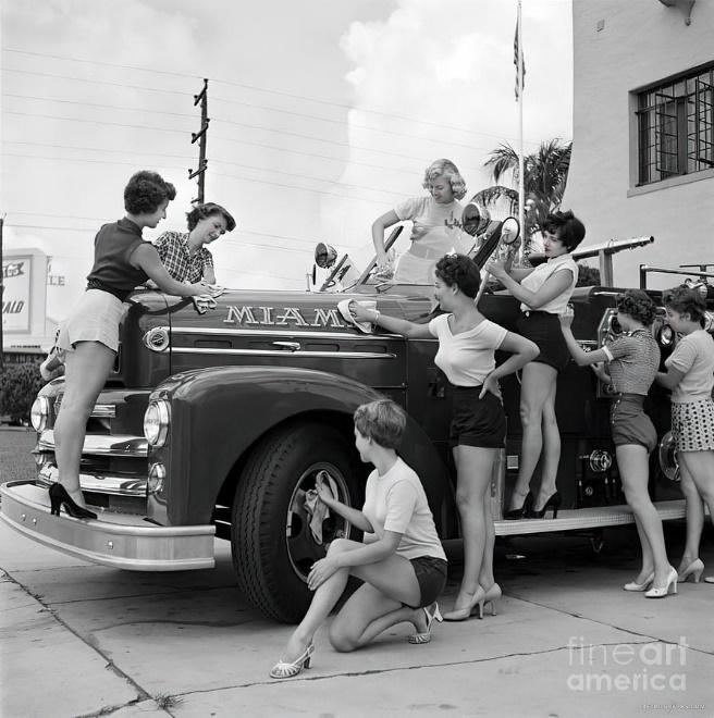 C:\Users\Valerio\Desktop\1950s-miami-fire-truck-with-female-models-retrographs.jpg