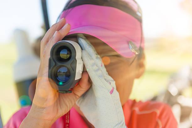 golfista medir distância de tacada - medidores de distancia no golfe - fotografias e filmes do acervo