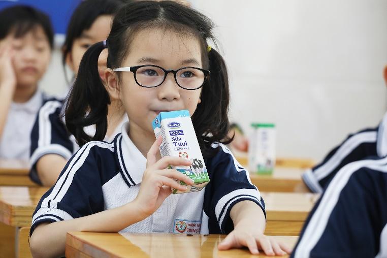 Hơn 1 triệu trẻ mẫu giáo và học sinh tiểu học được thụ hưởng sữa học đường trên toàn địa bàn TP. Hà Nội, đạt tỷ lệ 91,16%