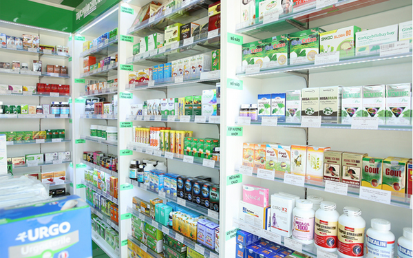 Một quầy thuốc được sắp xếp các loại thuốc ngay ngắn tại nhà thuốc