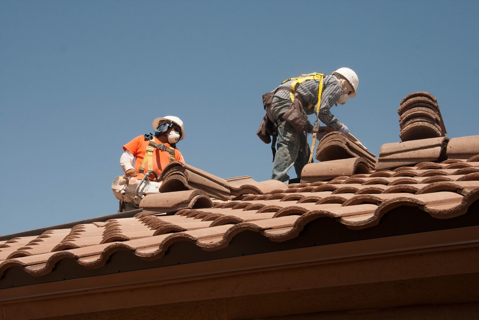 Roofing_workers_fall_prevention_(9253637735).jpg