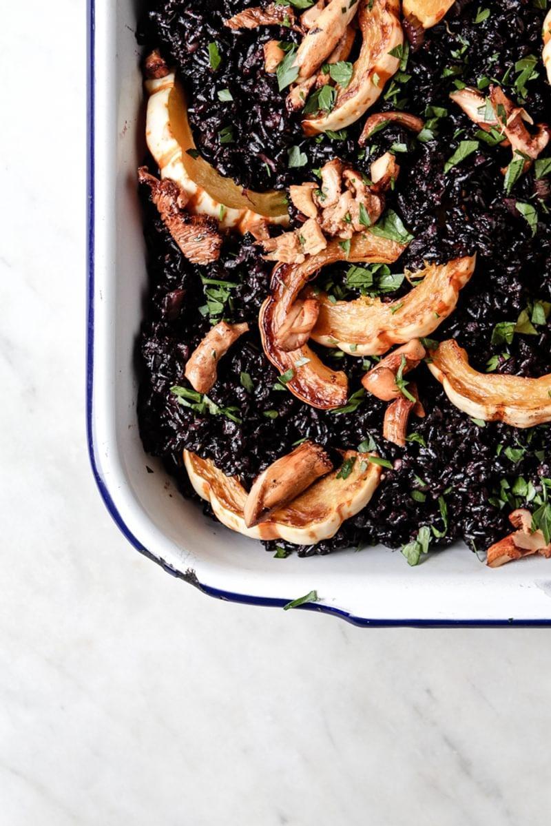 https://images.themodernproper.com/billowy-turkey/production/posts/2015/Forbidden-Rice-Stuffing-5.jpg?w=800&q=82&fm=jpg&fit=crop&dm=1599770186&s=01f3c4e89e4c0d7348b47b2c2f7df115