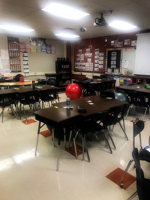 desks set up in cooperative groups in a fourth grade classroom