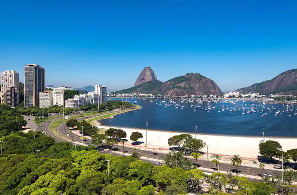 Imagem mostra o Bairro Botafogo e o corcovado na Baia de Guanabara