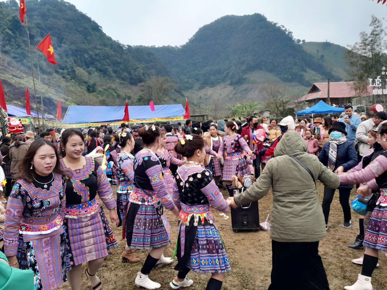 Lễ hội Gầu Tào của người Mông, Mai Châu, Hòa Bình