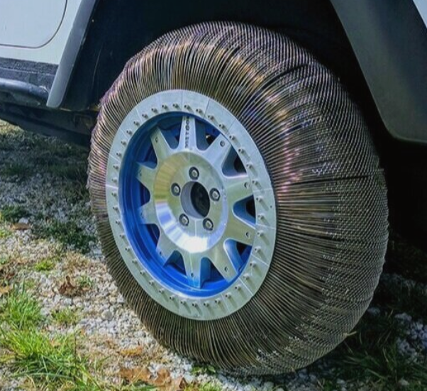A tire with a blue rim

Description automatically generated