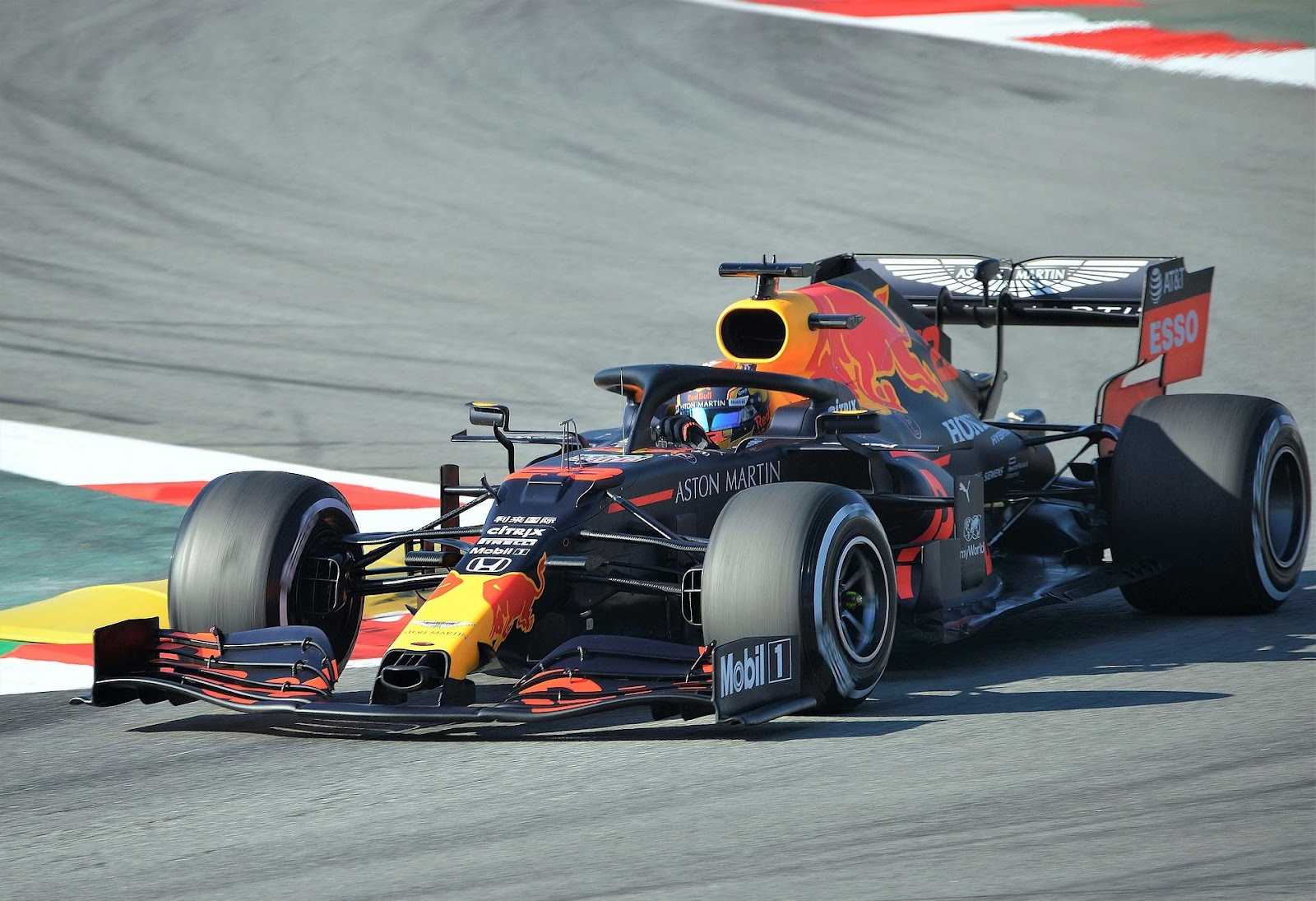 Voiture Red Bull de Formule 1 en train de rouler sur un circuit, grâce à tous ses composants