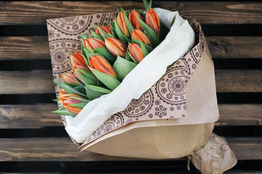 Букет цветов в многослойной упаковке