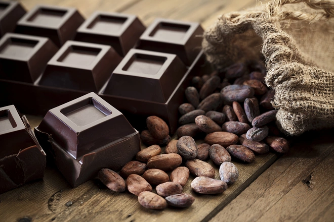 Chocolate đen rất giàu chất chống oxy hóa như flavonoid, có thể giúp tăng cường sức khỏe tim mạch. 