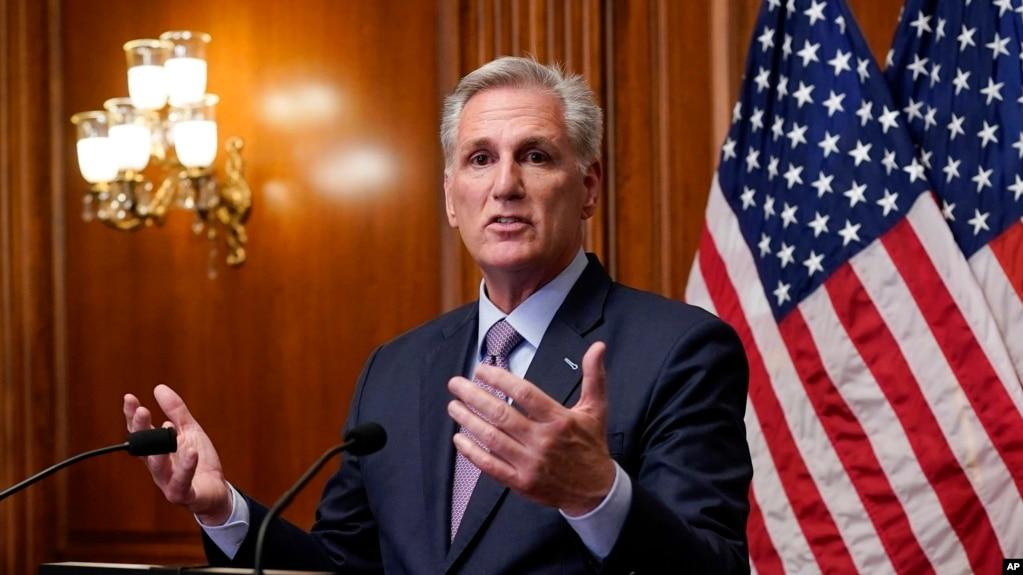 议长凯文·麦卡锡(Kevin McCarthy)2023年10月3日被众议院罢免后见记者。(美联社)