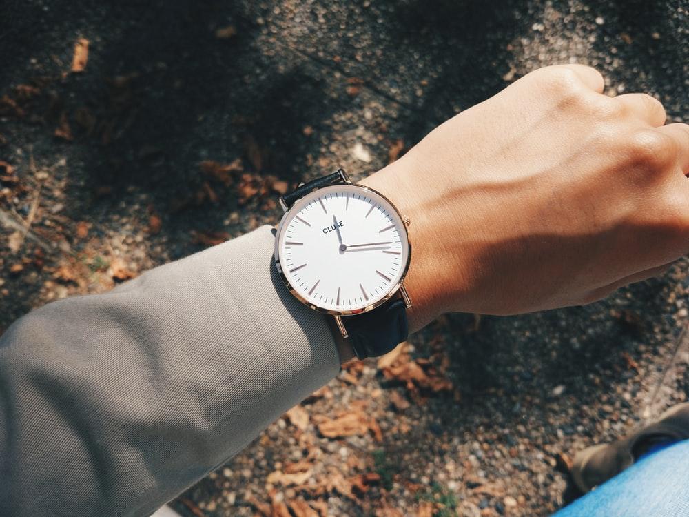 person wearing round silver-colored analog watch at 1:19 photo – Free Watch  Image on Unsplash