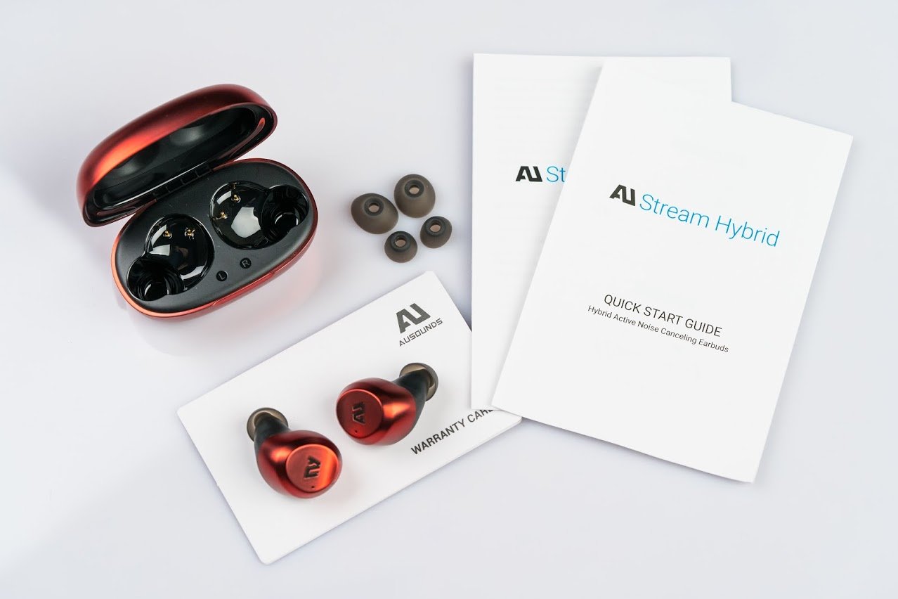 帶來滿滿溫暖的 AU-Stream Hybrid 真無線藍牙耳機開箱評測｜ANC 主動降噪、Qi 無線充電、IPX5 防水、耳機推薦｜科技狗 - 25hrs, AAC 傳輸編碼, ANC 主動降噪, AU-Stream Hybrid, Ausounds, IPX5 防水, Qi 無線充電, Type-C 充電, 低延遲, 單耳連線, 真無線藍牙耳機, 耳機, 藍牙 5.1, 語音助理, 開箱上手, 開箱評測, 體驗 - 科技狗 3C DOG