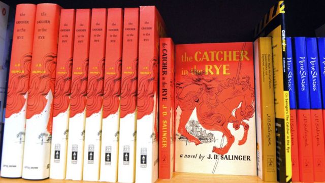 Copias del libro "El guardián en el centeno", de JD Salinger en un estante