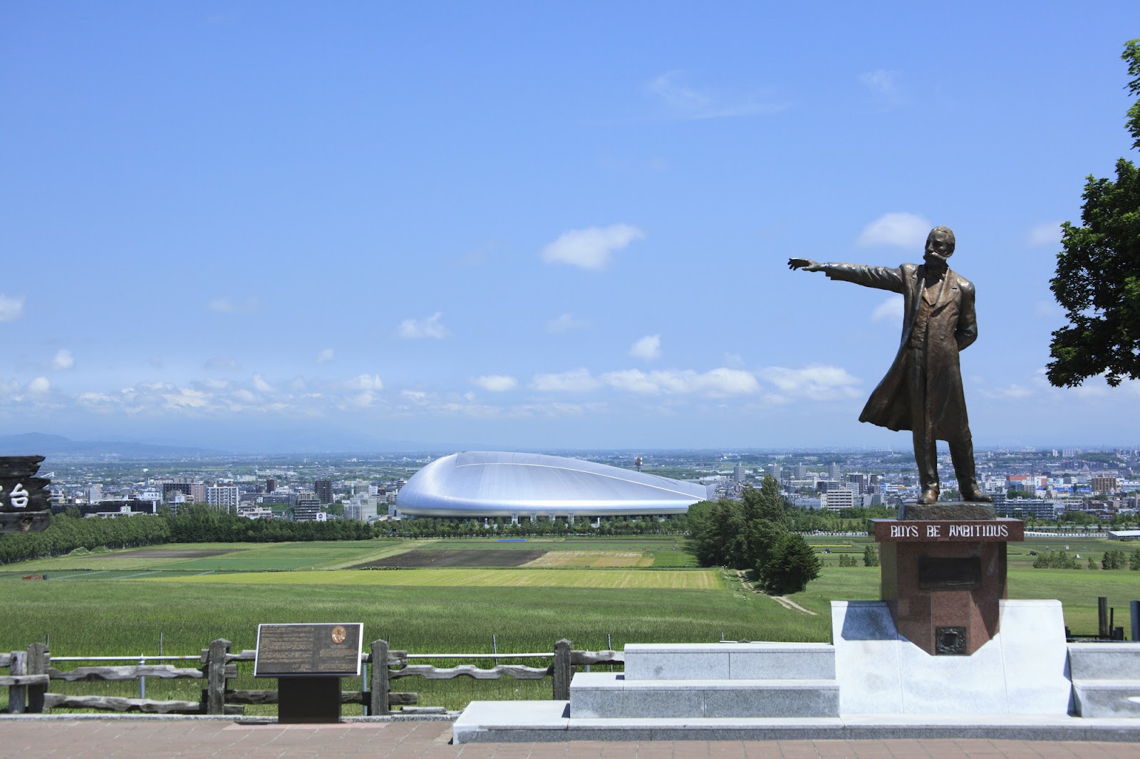 8、「北海道に来た！」という実感を二人で噛みしめる「羊ケ丘展望台」