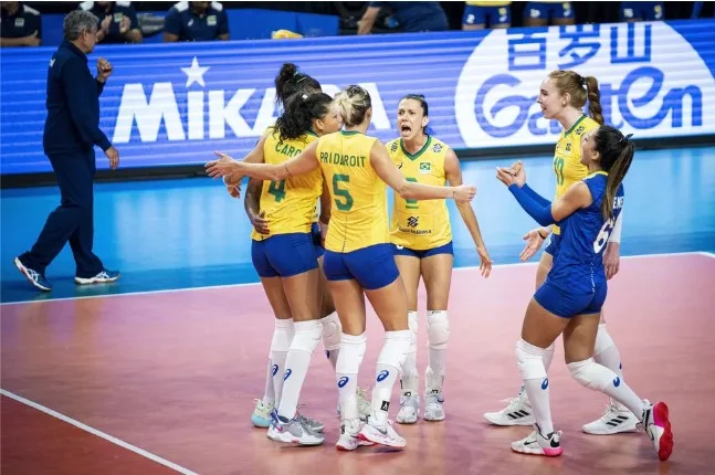 seleção feminina de vôlei comemora abraçadas