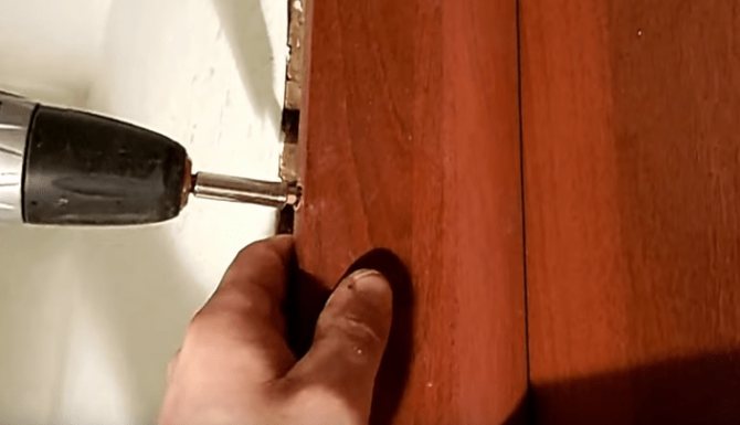Монтаж дверных доборов с помощью саморезов
