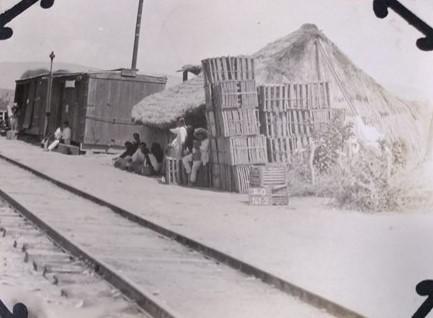 Imagen en blanco y negro de un tren en las vias de tren

Descripción generada automáticamente con confianza baja