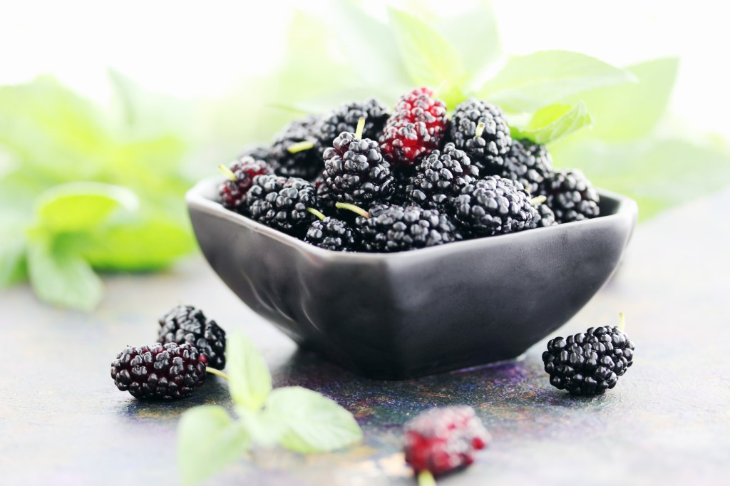 superfood Juicy-Mulberry-On-A-Black-Plat-47939141